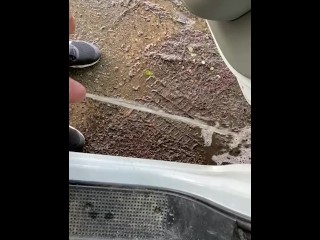 Pee Desperation auf dem Parkplatz