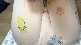 大学生男の娘、ぱじゃまにおしっこお漏らし